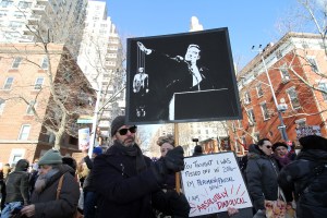 Protest in Manhattan față de Elon Musk și Donald Trump, februarie 2025. Foto: ruce Cotler/ZUMA Press Wire / SplashNews.com / Splash / Profimedia