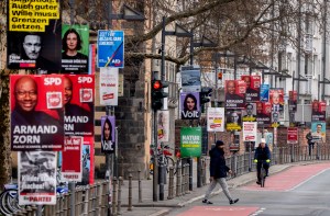 Afișaj electoral în centrul Frankfurt, 20 februarie 2025. Foto: Michael Probst / AP / Profimedia
