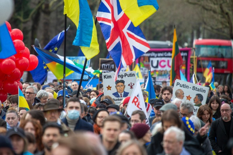 VIDEO Manifestație în sprijinul Ucrainei la Londra. „Nu putem închide ochii în privinţa războiului doar pentru că Trump vrea pace”