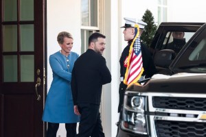 Volodimir Zelenski pleacă de la Casa Albă după discuția tensionată cu Donald Trump. Foto: Profimedia