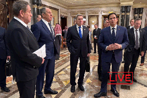 Stânga: ministrul Serghei Lavrov, al doilea, consilierul Yuri Ushakov și secretarul de stat Marco Rubio după întâlnirea din Riad. Foto: AFP / Contul X al Ministerului Rus al Apărării