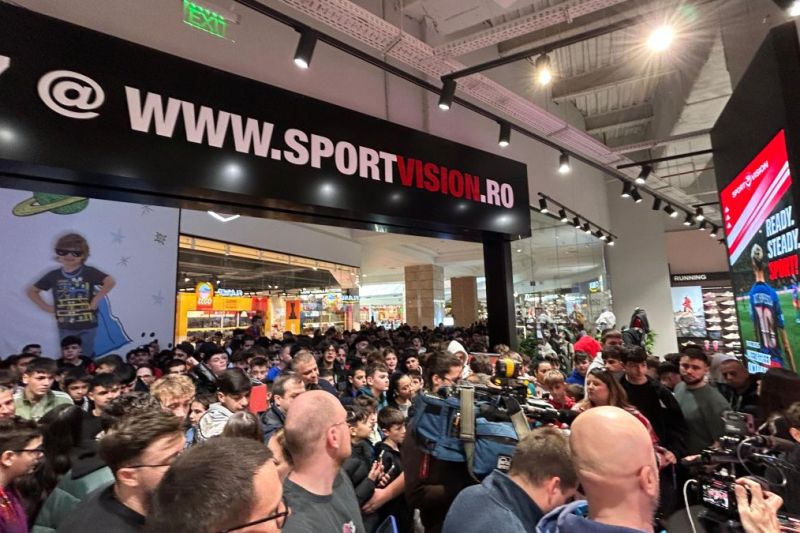 VIDEO. Zeci de copii au scandat refrene vulgare, rasiste și homofobe într-un mall din București