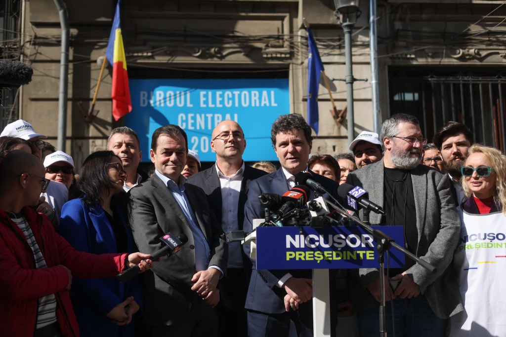 Nicușor Dan depune dosarul de candidatură și lista de semnături la sediul Biroului Electoral, în București, 7 martie 2025. Inquam Photos / George Călin