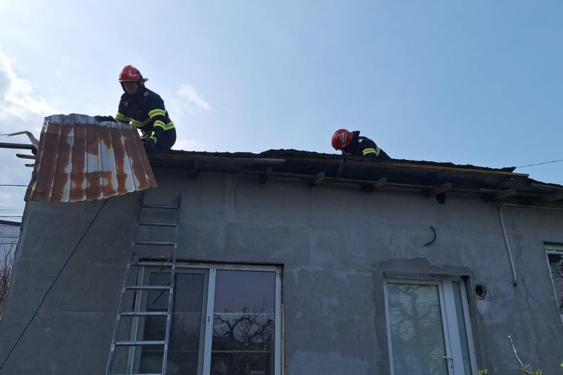 FOTO Efectele vijeliilor din ultimele 24 de ore: Peste 50 de localități afectate, 100 de imobile avariate şi o tânără rănită de tencuiala căzută în București