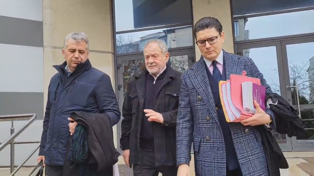Dumitru Buzatu la Tribunalul Vaslui, alături de avocați, 3 martie 2025. Foto: Simona Voicu / HotNews