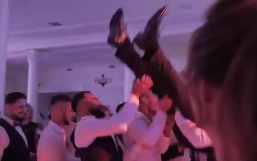 Momentul în care mirele este aruncat în sus. Foto: captură video via eBihoreanu