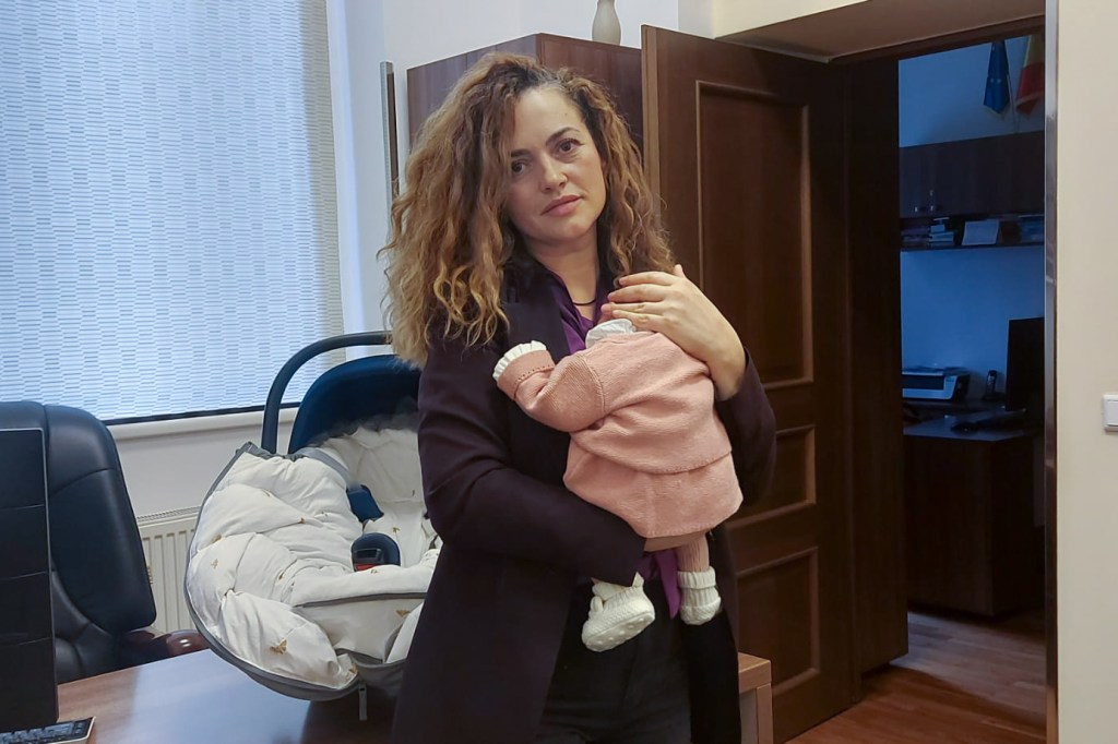 Mihaela o ține în brațe pe Cassia. Foto: Alina Neagu / Hotnews