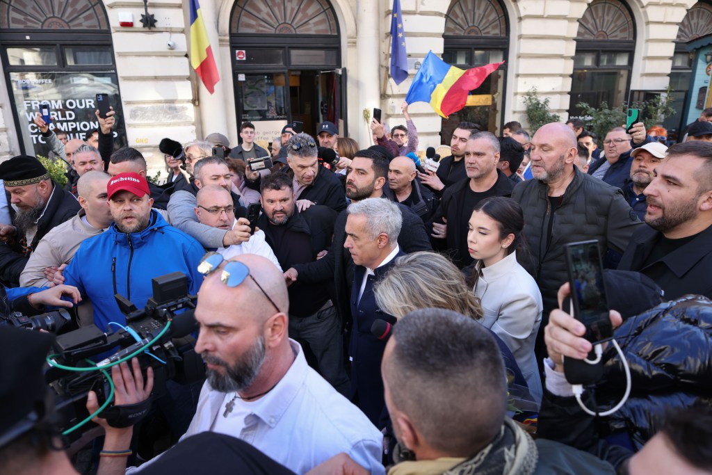 Bodyguarzii i-au creat culoare prin mulțime lui Călin Georgescu / Foto: Inquam Photos / George Călin