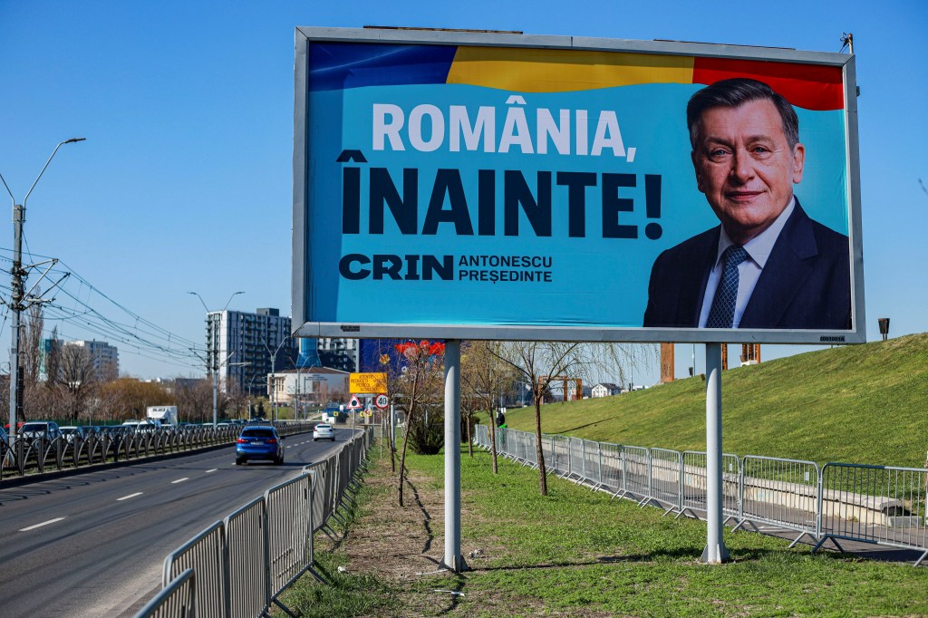 Afiș de campanie cu candidatul Crin Antonescu. Foto: Inquam Photos / Cosmin Enache
