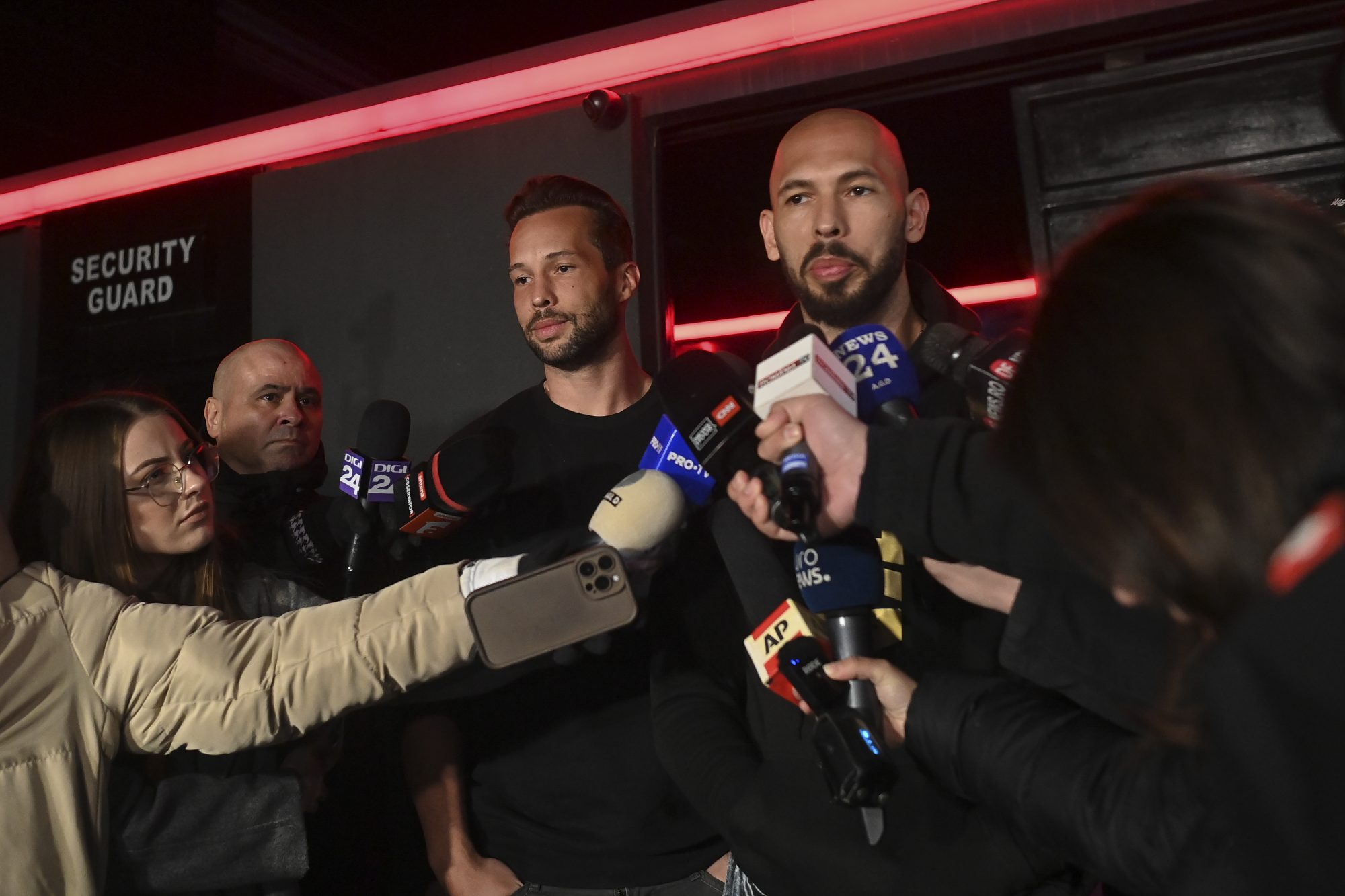 Andrew Tate scapă de controlul judiciar în România, susțin avocații influencerului