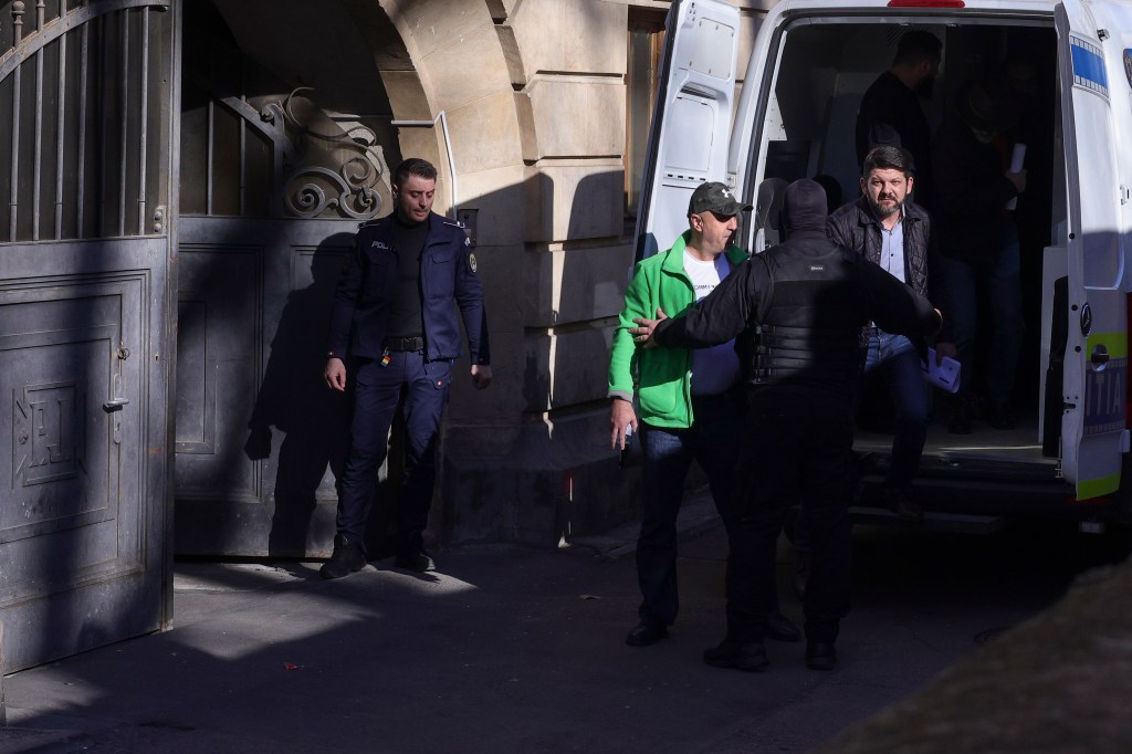 Adrian Robertin Dinu și Marius Semeniuc, aduși la Curtea de Apel. Cei doi au fost reținuți pentru trădare Foto: Inquam Photos / Octav Ganea