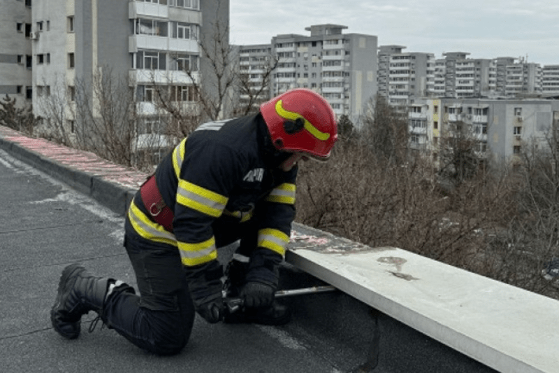Femeie lovită în cap în București de o bucată desprinsă dintr-un balcon / Vijeliile au provocat pagube mari în țară FOTO