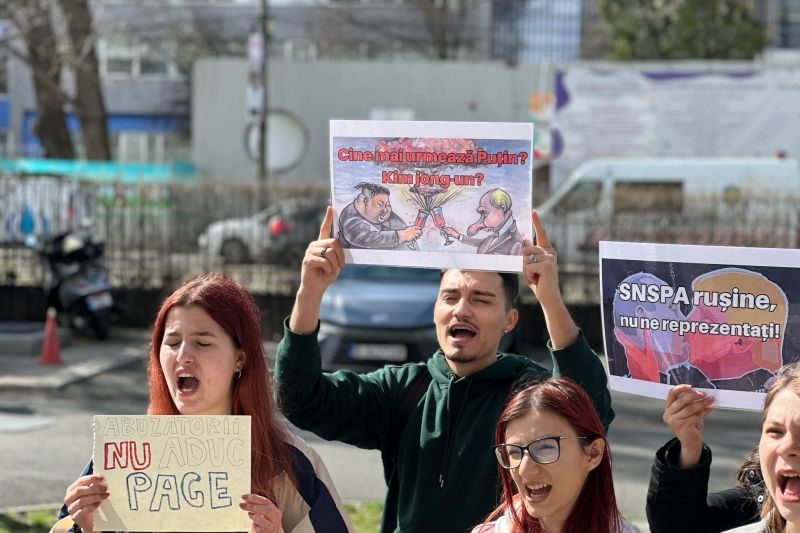 VIDEO Studenți de la SNSPA protestează împotriva deciziei de nominalizare a lui Donald Trump la Nobelul pentru Pace: „Pricopie, demisia! SNSPA nu e doar a ta”