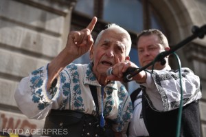 General de Flotilă Aeriană, veteran de război, Radu Theodoru, participă la protestul împotriva măsurilor impuse de autorități în contextul pandemiei de COVID-19, organizat în Piața Universității din Capitală, 15 mai 2021. Foto: Grigore Popescu / Agerpres