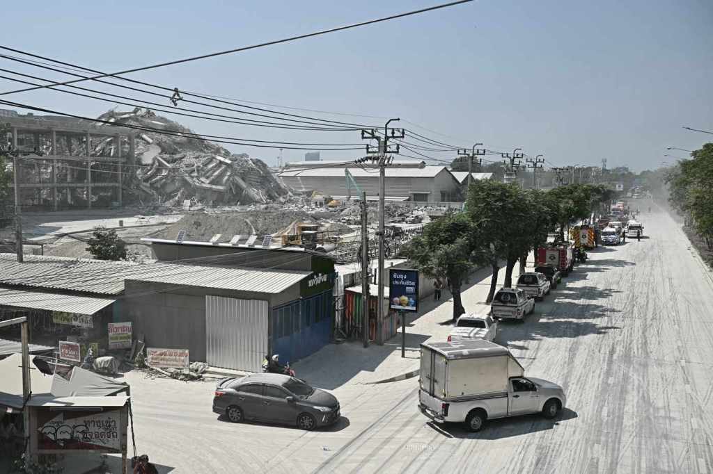 Cutremurul din Myanmar a provocat prăbușirea unei clădiri în Bangkok. FOTO: Lillian SUWANRUMPHA / AFP / Profimedia