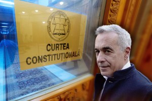 Călin Georgescu. Colaj: Ion Mateș / Hotnews. Foto: LCV / Shutterstock și Inquam Photos / George Călin