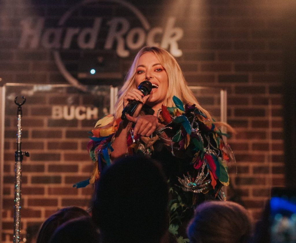 Delia cântă pe 8 martie în Hard Rock Cafe. Foto: Facebook / Hard Rock Cafe via Totuldespremame.ro