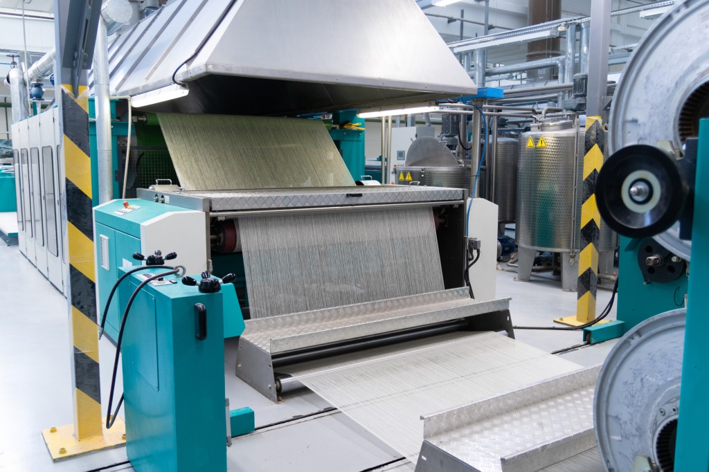 Fabrică din industria textilelor. Fotografie de Ekaterina Poltorachienko / Dreamstime