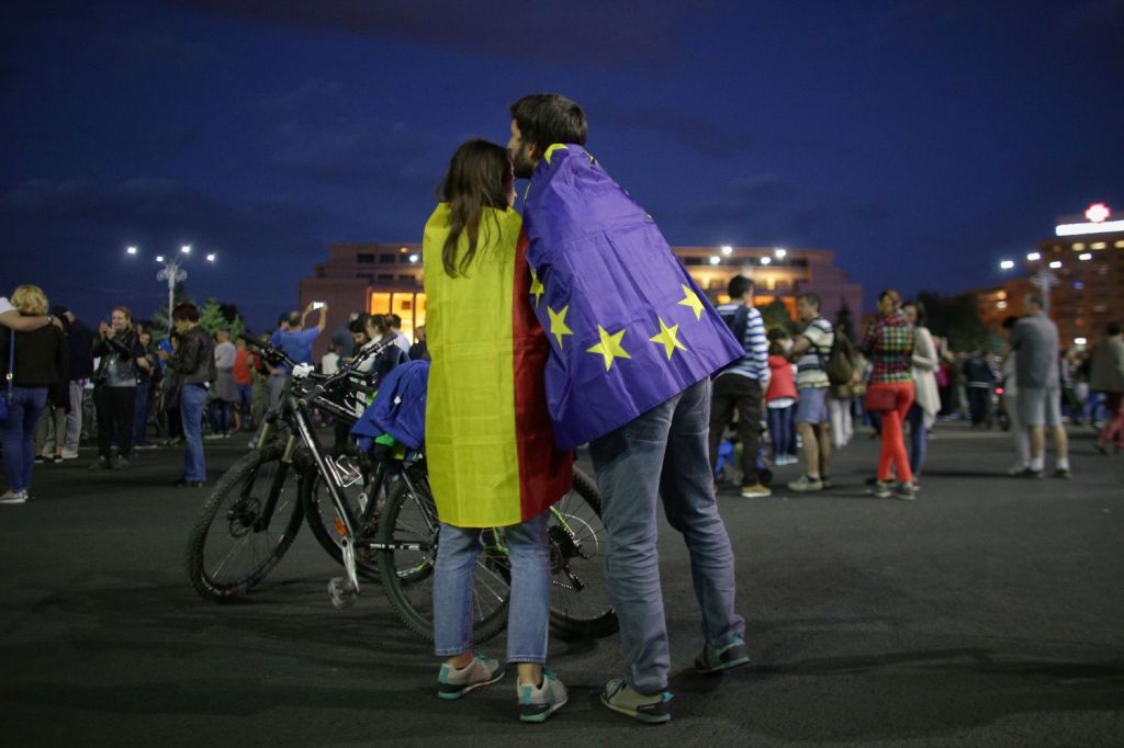În jur de 1.000 de persoane protestează în fatț sediului Guvernului din Piața Victoriei, București, 12 mai 2018. Foto: Inquam Photos / Octav Ganea