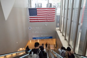 Controlul de frontieră din cadrul aeroportului internațional Tom Bradley din Los Angeles. Foto: Taidgh Barron / Zuma Press / Profimedia