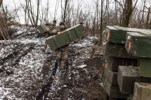 Soldați ucraineni aranjează cutii de muniție în Bakhmut, februarie 2024. Foto: Diego Herrera Carcedo / Anadolu / Profimedia