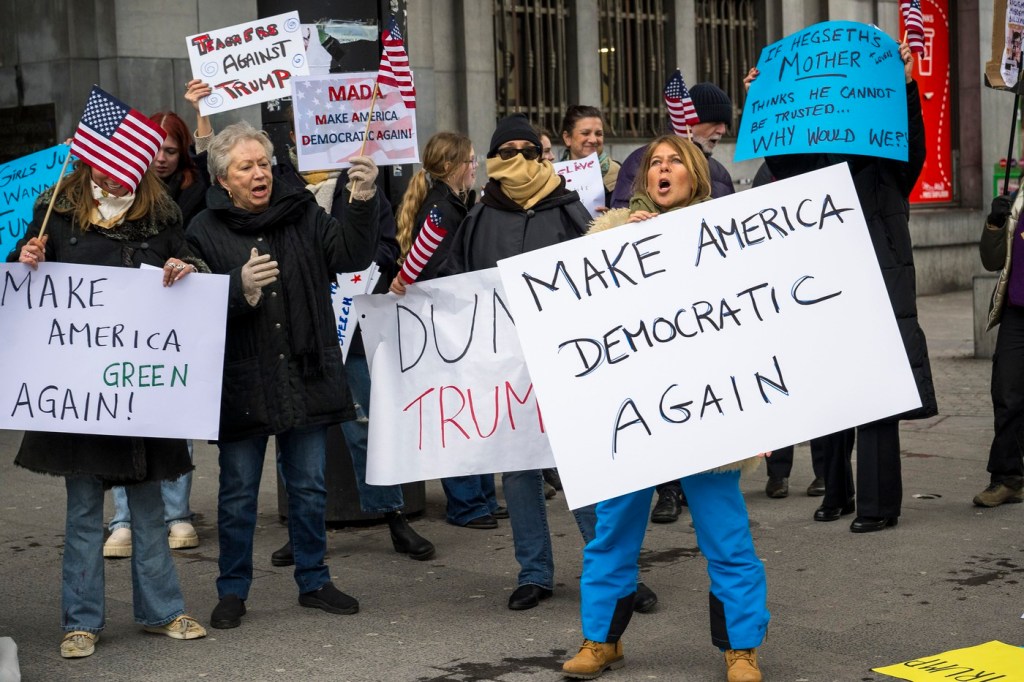 Protest împotriva vizitei secretarului american al apărării la Bruxelles, Belgia / FOTO: Wiktor Dabkowski / Eyevine / Profimedia