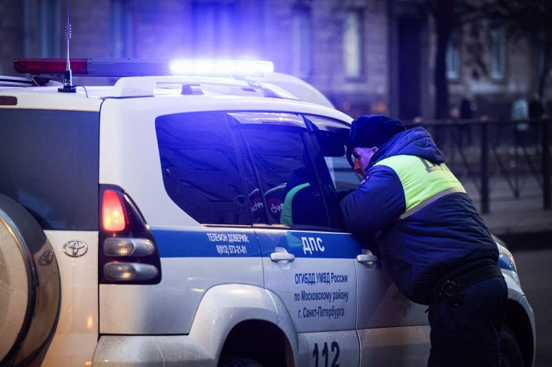 VIDEO Un trăgător a deschis focul asupra poliției rutiere, de pe o clădire cu 14 etaje, în Rusia. Imagini cu asaltul asupra acoperișului