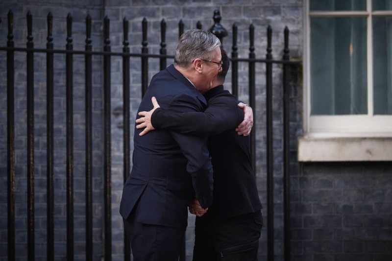 Zelenski, primit în aplauze la Downing Street / Premierul britanic Keir Starmer l-a îmbrățișat / „Sper că ai prins din uralele de pe stradă. Acela este poporul Regatului Unit”