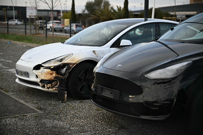 Douăsprezece mașini Tesla, incendiate intenționat în Franța