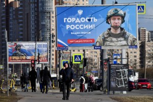 Afiș din Sankt Petersburg care promovează munca plătită în cadrul forțelor ruse, martie 2025. Foto: Olga MALTSEVA / AFP / Profimedia