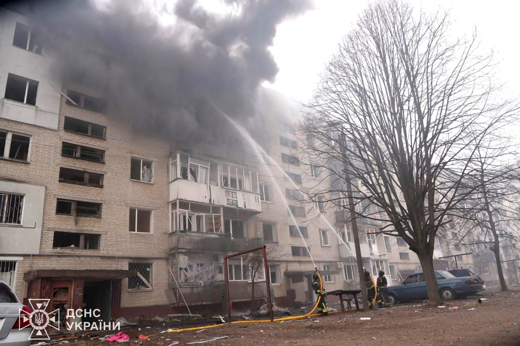 Echipajele de urgență intervin la un incendiu provocat de atacul cu rachete din Sumî, 24 martie 2025. Foto: Serviciul pentru Situații de Urgență al Ucrainei / AFP / Profimedia