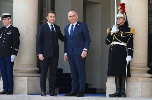 Ilie Bolojan, întâmpinat de Emmanuel Macron înaintea summit-ului de la Paris, 27 martie 2025. Foto: Profimedia
