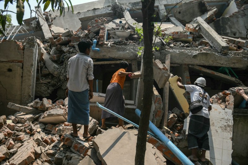 „Săpăm după oameni cu mâinile goale”. Mărturii ale salvatorilor după cutremurul care a ucis peste 1.600 de oameni în Myanmar FOTO