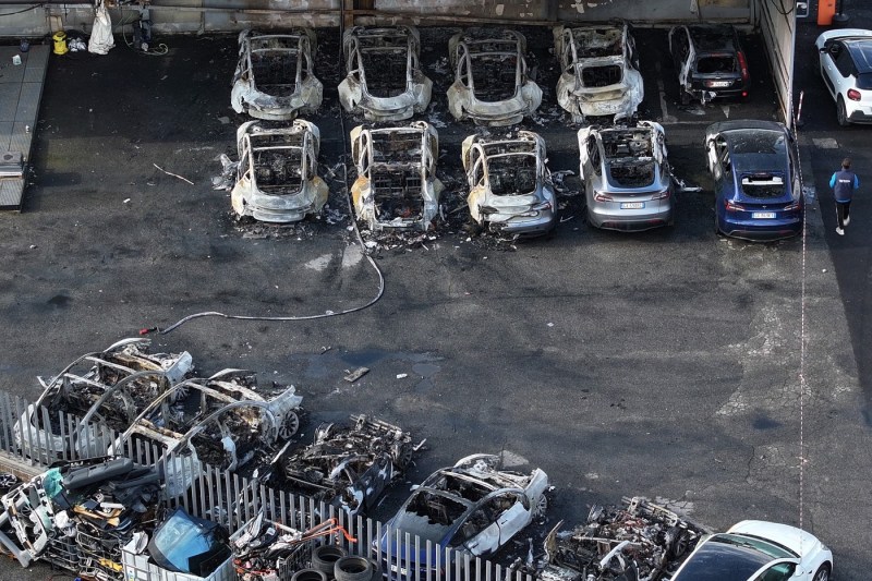 Elon Musk acuză un „act de terorism” după incendiul de la reprezentanţa Tesla din Roma