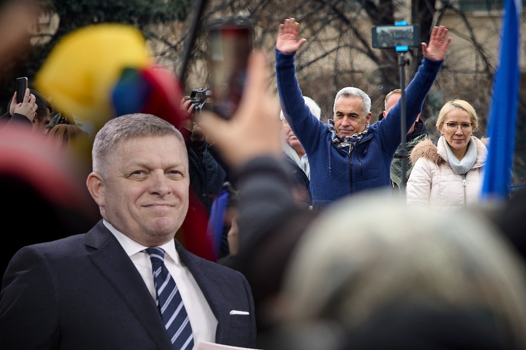 Stânga: Robert Fico, premierul Slovaciei. Colaj: Ion Mateș / Hotnews. Foto: Profimedia