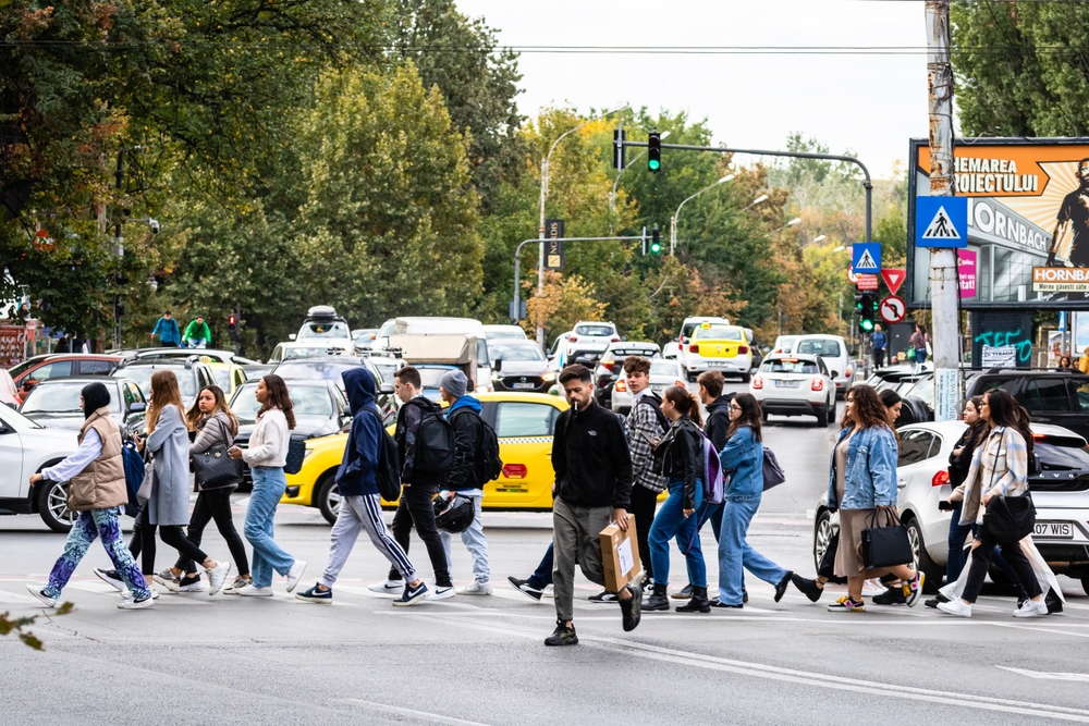 Tineri pe o stradă din România. Foto: Vlad Ispas / Shutterstock