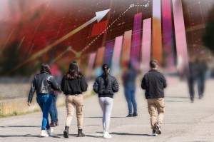 Tineri din România. Foto: Popescu - Vâlceanu Marius / Shutterstock.com. Colaj: Ion Mateș / Hotnews