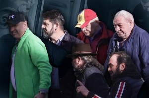 Cei șase bărbați reținuți pentru trădare sunt duși la Curtea de Apel București, 6 martie 2025. Colaj: Ion Mateș / Hotnews. Inquam Photos / Octav Ganea