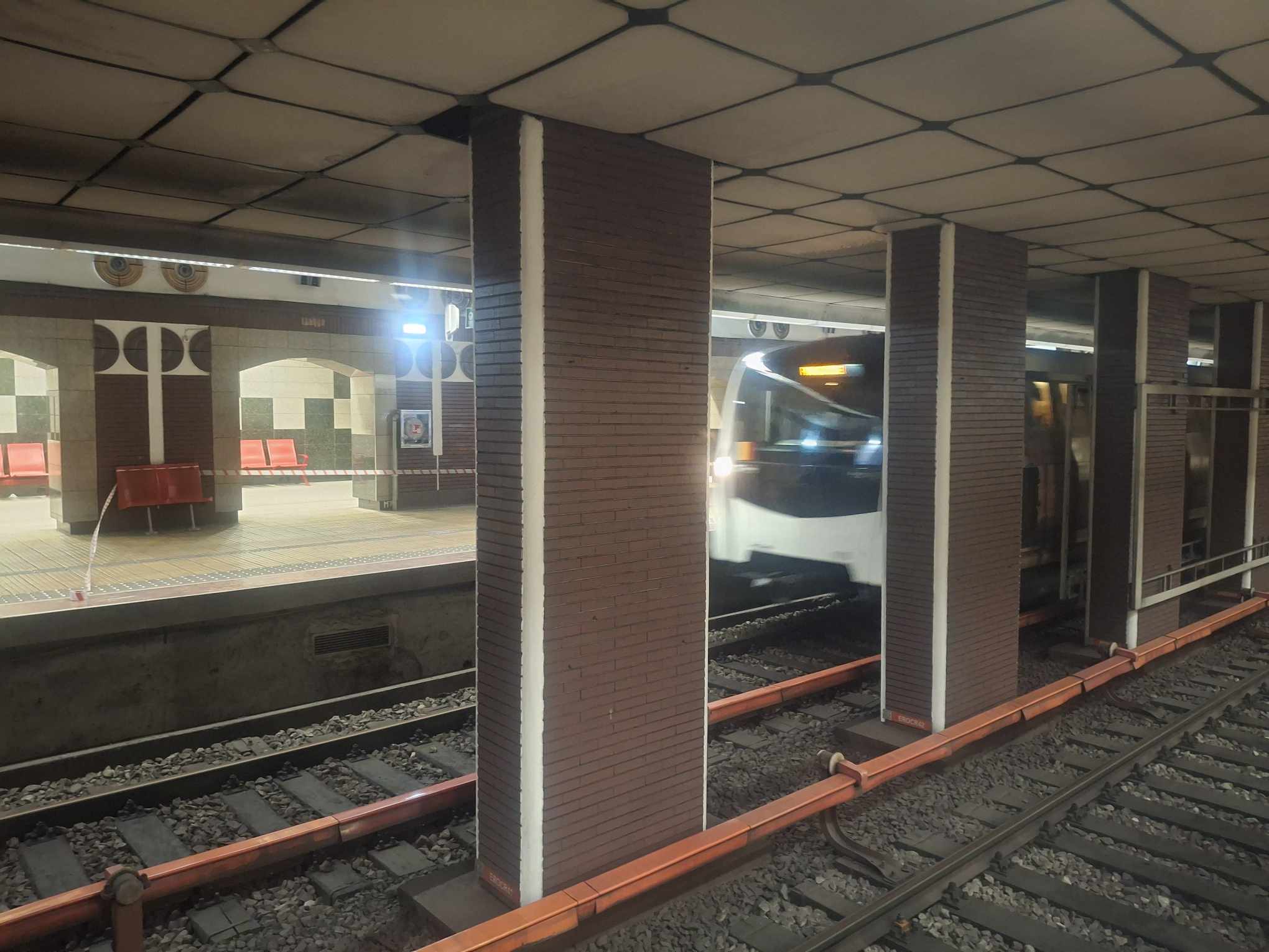 Adolescentă grav rănită la metrou, circulația perturbată la Eroilor