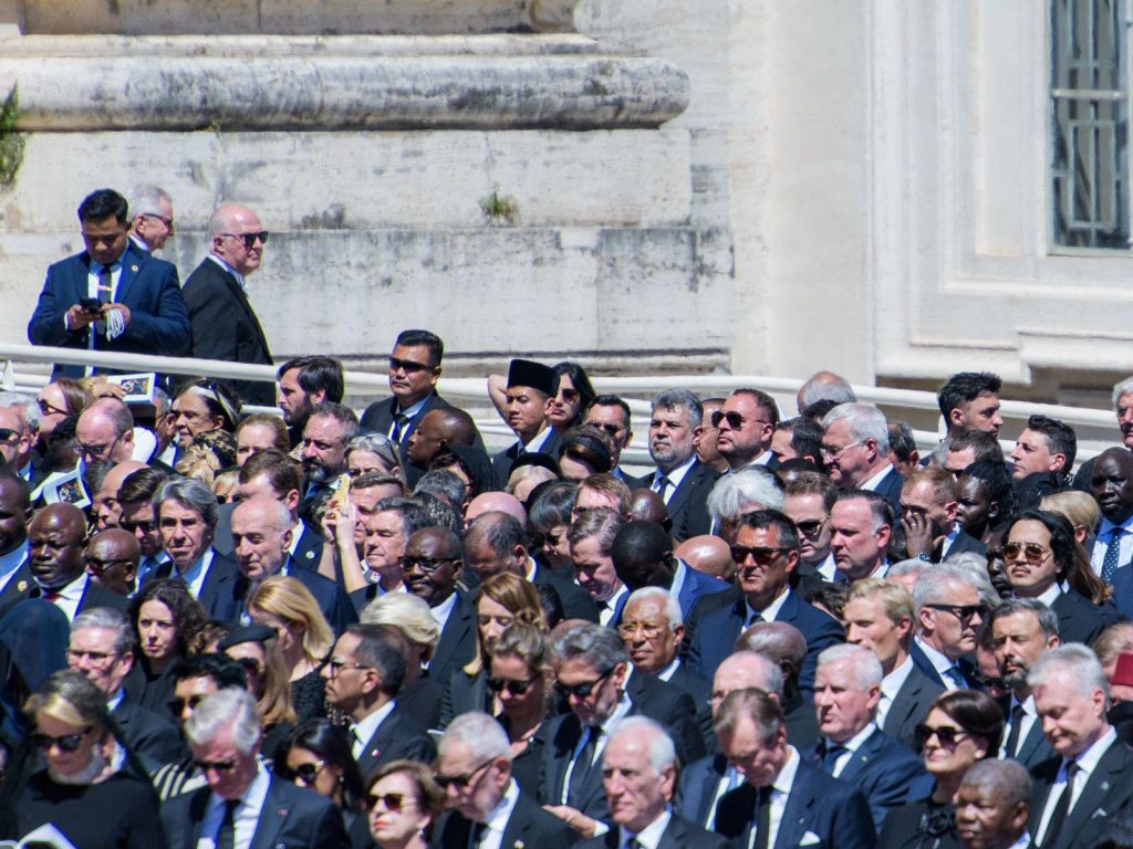 Prim-ministrul Marcel Ciolacu la funeraliile Papei Francisc. Foto: Facebook / Marcel Ciolacu