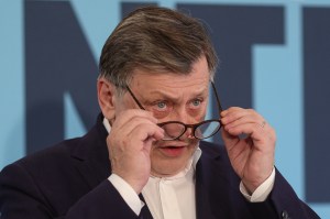 Conferință de presă susținută de candidatul la alegerile prezidențiale Crin Antonescu pentru prezentarea declarației dată de acesta în timpul regimului Ceaușescu, în București, 17 aprilie 2025. Inquam Photos / Octav Ganea