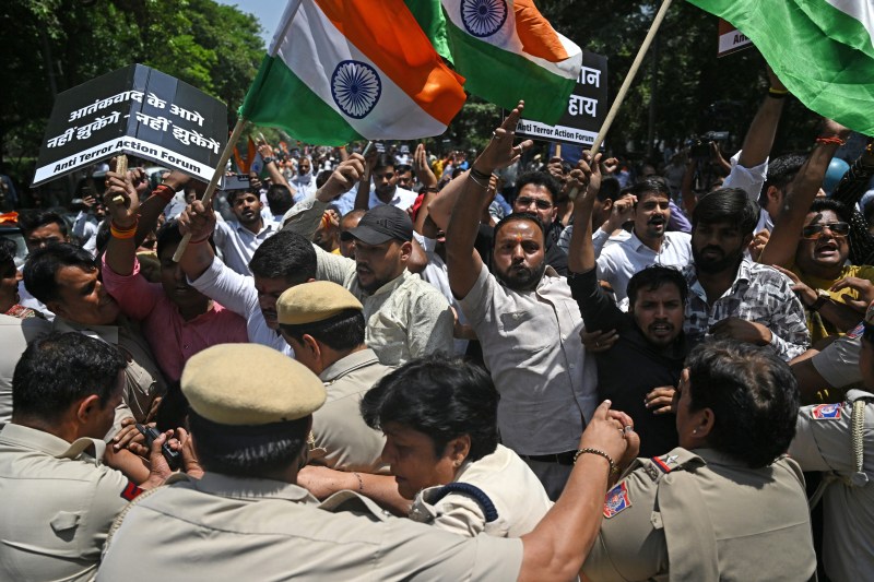 Tensiuni majore între două puteri nucleare: India a suspendat un tratat hidrografic, Pakistanul a spus că deturnarea apelor va fi considerată un act de război / Granița terestră a fost închisă și comerțul oprit