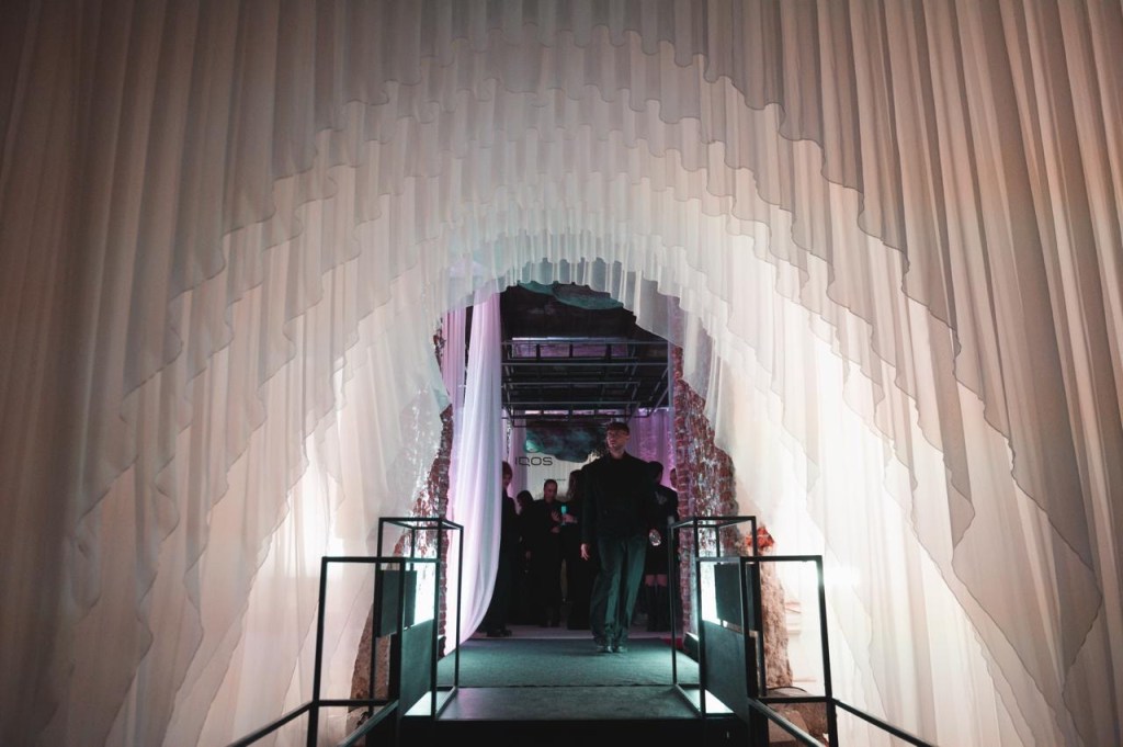 După trei zile de show-uri caracterizate de stil și eleganță, Mercedes-Benz Bucharest Fashion Week se închide cu o petrecere surprinzătoare organizată de IQOS