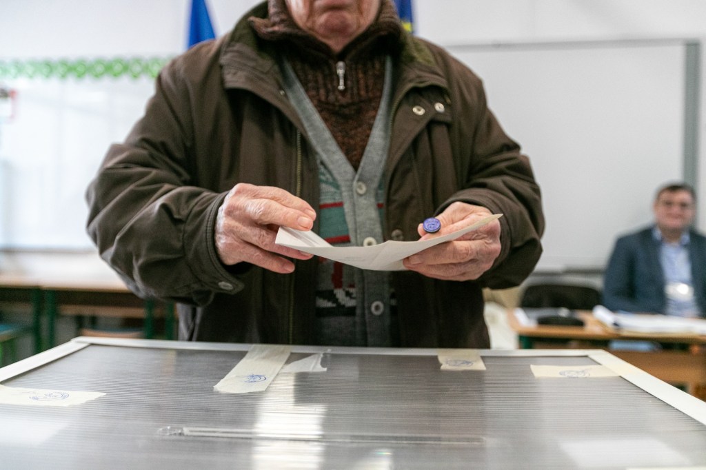 Secție de vot în timpul alegerilor prezidențiale din 24 noiembrie 2024. Inquam Photos / Virgil Simonescu
