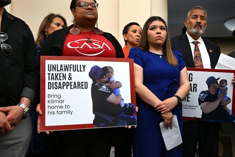 Curtea Supremă a SUA a ordonat returnarea unui migrant expulzat în mod eronat în El Salvador, o lovitură pentru administrația Trump