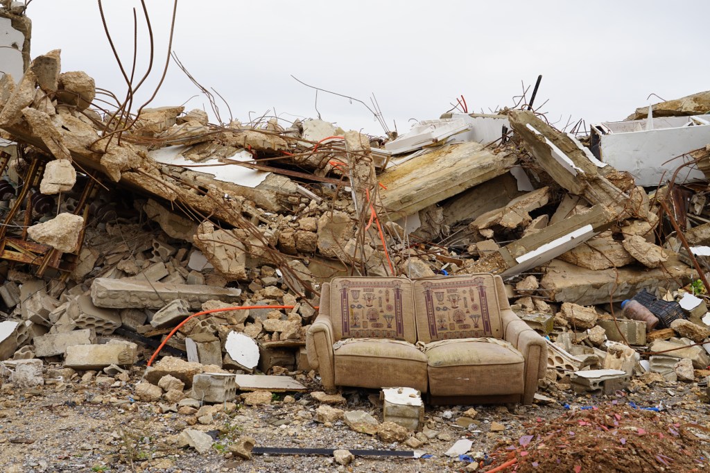O canapea a supraviețuit bombardamentelor din Ayta al-Shaab.