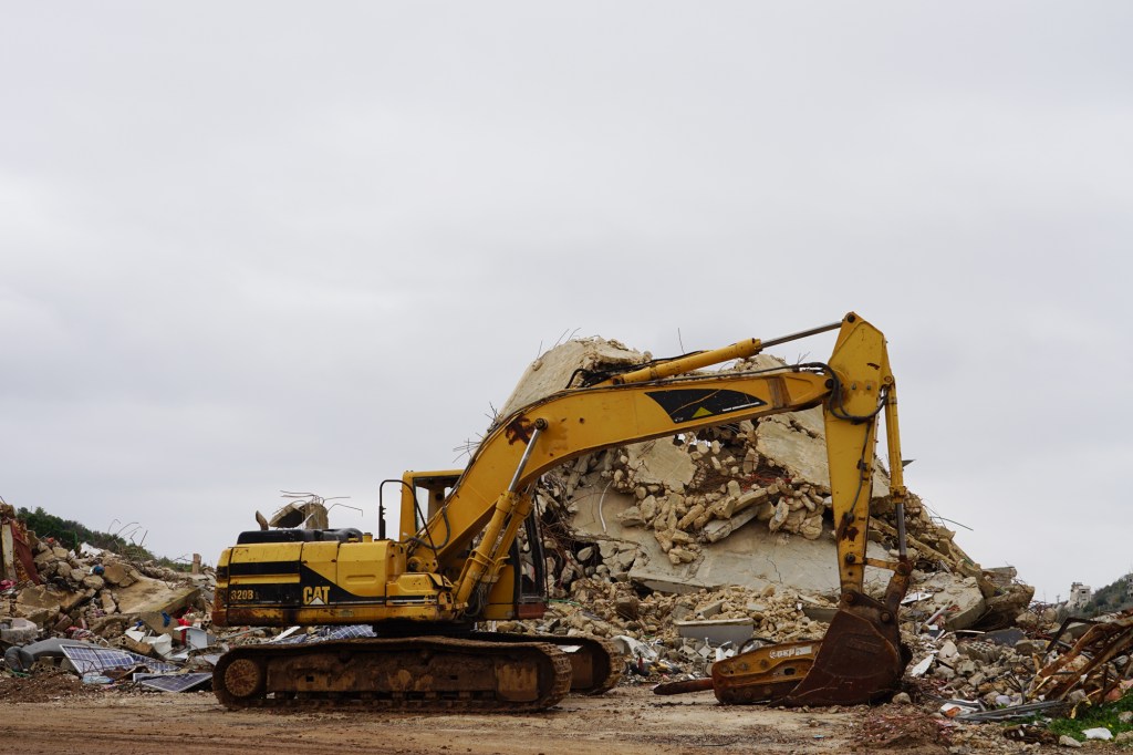 O mașinărie folosită pentru a recupera cadavre de sub ruinele satului Ayta al-Shaab