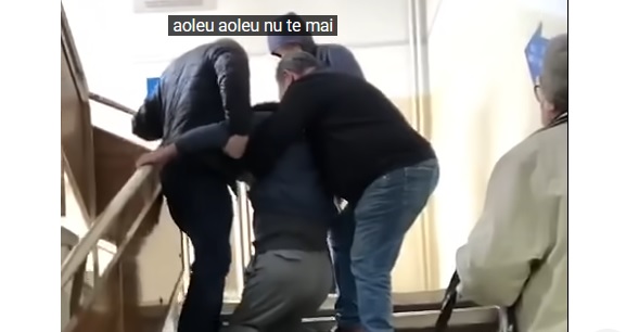 Pacient greu deplasabil târât pe scări / Foto: Captură video Observatorul Prahovean