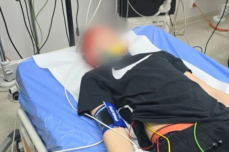 Copilul lovit cu bâta în cap, pe patul de spital. Foto: Arhiva personală a familiei