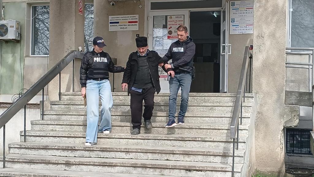 Bătrânul de 90 de ani, în momentul reținerii. Foto: IPJ Vaslui